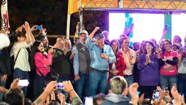 Todos a la Gobernación: los seguidores de Figueroa decidieron festejar en la esquina de Roca y Rioja, sede del poder político provincial. Foto: Florencia Salto.
