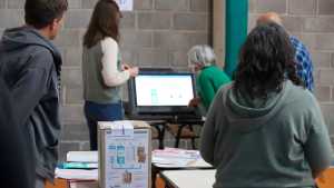 Diputados proponen abandonar la boleta electrónica y volver al voto de papel en Neuquén