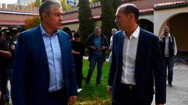Gutiérrez y Figueroa en el patio de Casa de Gobierno. Sorprendidos por el anuncio de Nación de que tomará la concesión de las hidroeléctricas. Foto Matias Subat