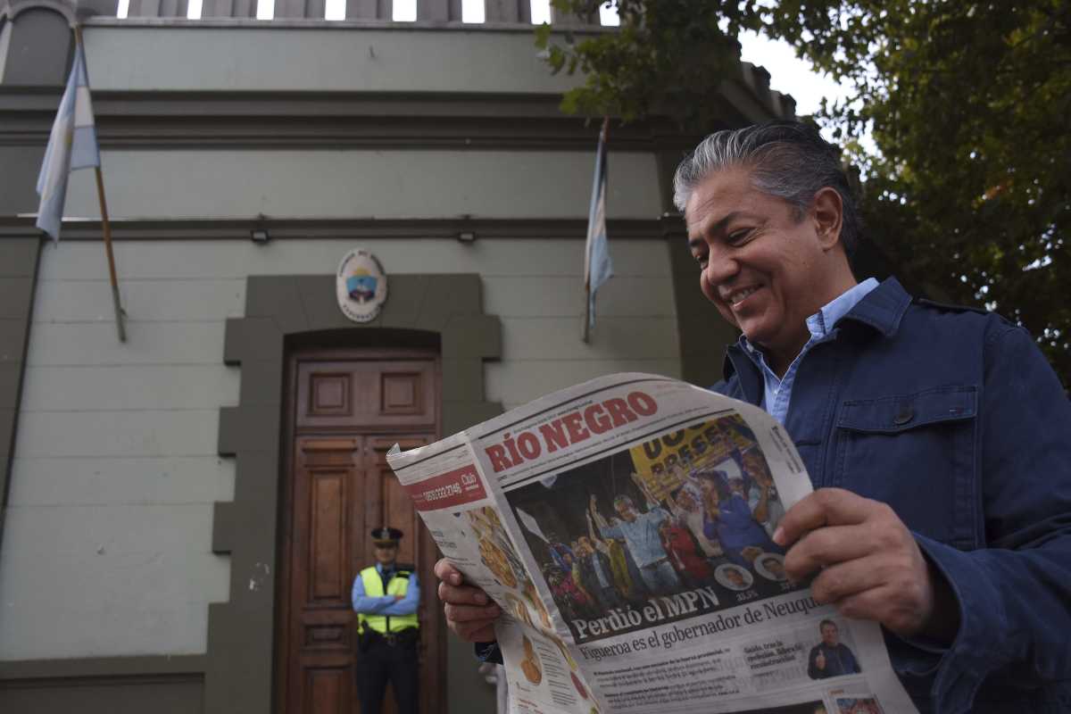 El gobernador electo con la edición de RÍO NEGRO que cubrió su triunfo. Foto: Matías Subat.
