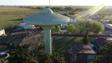 El "Ovni" de Arroyo Cabral, el tanque de agua que abastece al pueblo. 