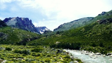 La naciente del río Chubut es paradójicamente en Río Negro, en el Paraje Las Minas. 