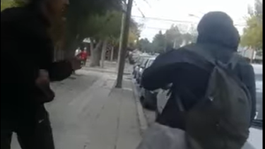 Estudiantes a las piñas y con una "faca" a la salida del colegio. Foto: captura video