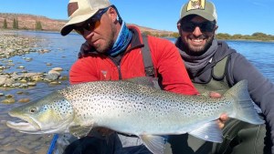 Otro golazo del Messi de la pesca: mirá la trucha gigante que picó en esta joya de la Patagonia