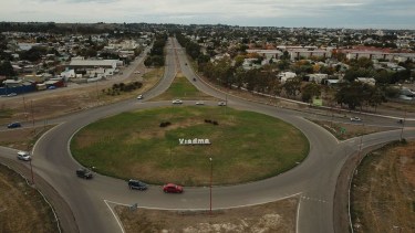 Los mayores inconvenientes de las personas se generan cuando cae la noche en la rotonda Agustín Castro. 