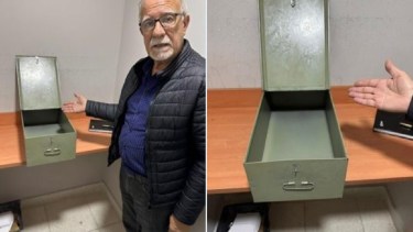 La pose de Plaini y Bottero junto a la caja vacía en el Banco Provincia de la sucursal de Monte Grande.