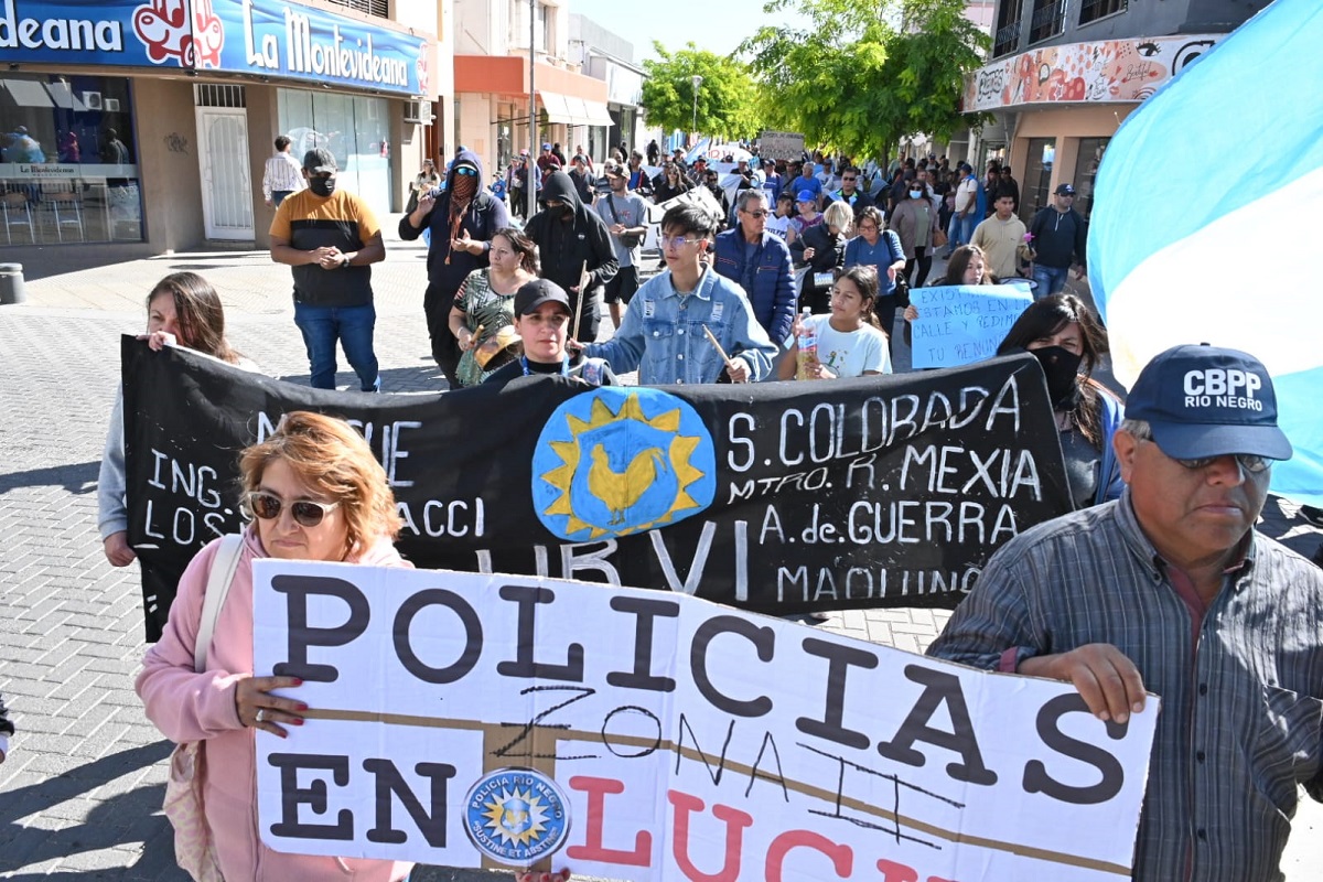 Luego de la concentración en Casa de Gobierno el grupo pasó por la Jefatura y marchó por las calles de la ciudad. Foto: Marcelo Ochoa.