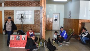 Marcha policial en Viedma y Roca por salarios: policías se encadenaron en distintas unidades