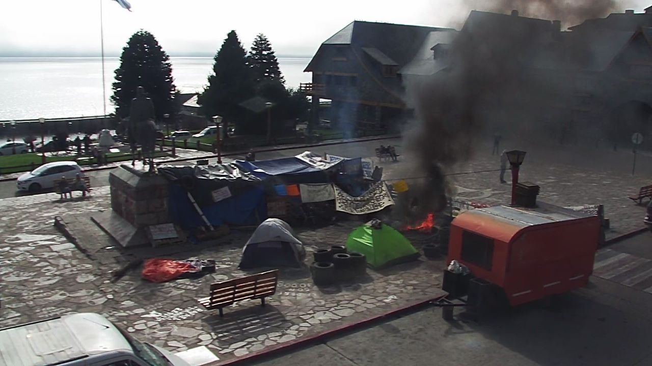 El acampe de policías que reclaman mejoras salariales se mantiene en la plaza del Centro Cívico de Bariloche con quema de neumáticos. Gentileza