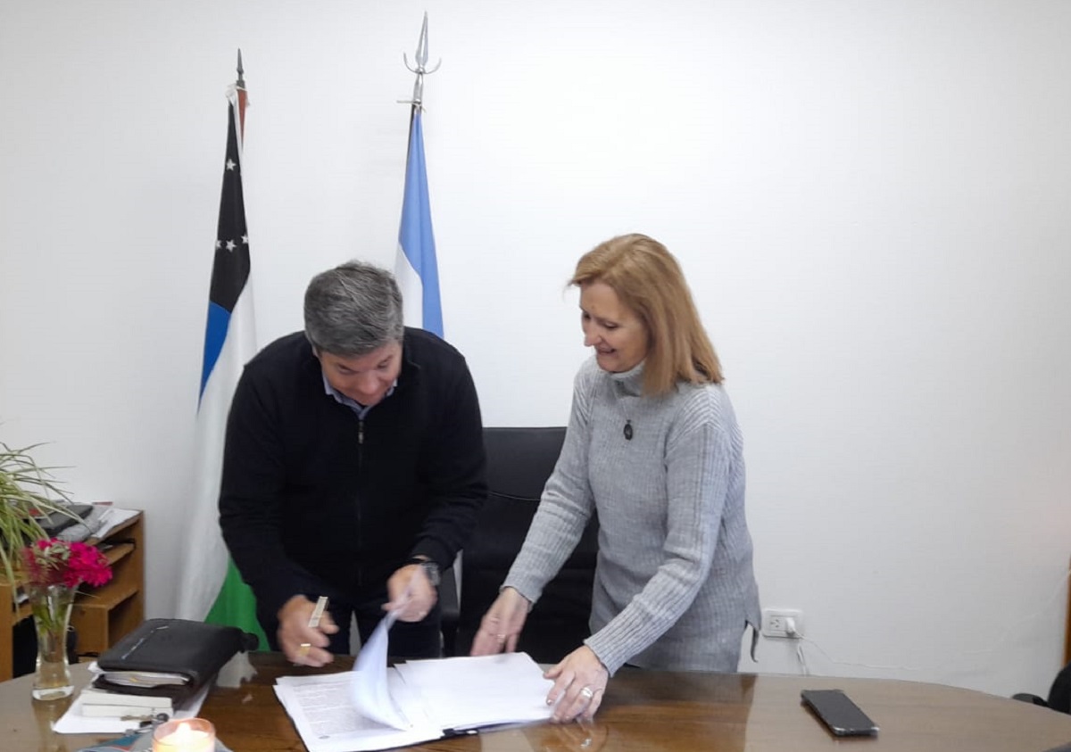 El director del hospital, José Pacayut; y la decana del CURZA, Adriana Goicochea; firmaron el acuerdo. Foto: gentileza. 