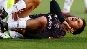 Paulo Dybala volvió a sufrir una lesión y abandonó el partido de Europa League