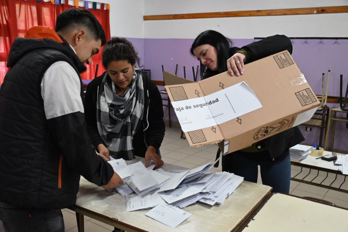 A las 18 cerraron las escuelas y comenzó el recuento de votos en Bariloche. Foto: Chino Leiva