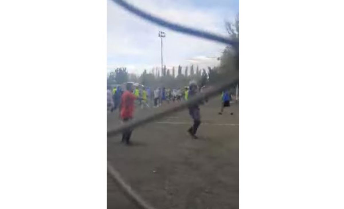 Disturbios tras el encuentro entre Deportivo Rincón y Alianza de Cutral Co. Foto: Captura video. 