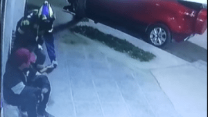 Lo amenazó con un cuchillo para robarle el celular y quedó grabado, en Neuquén