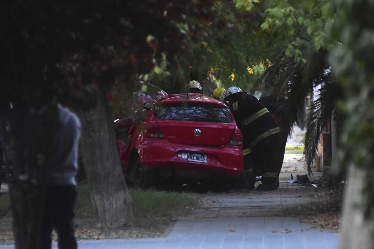 El accidente ocurrió en calle Isidro Lobo, en la zona céntrica de la ciudad. foto: Alejandro Carnevale.