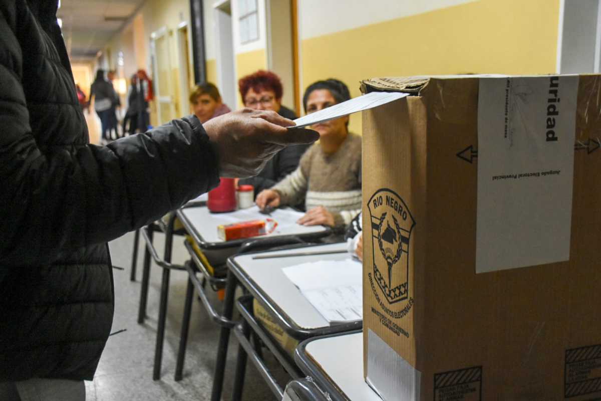 En Cipolletti se vota con normalidad, la mayor concurrencia se espera para el mediodía. Foto: Juan Thomes.