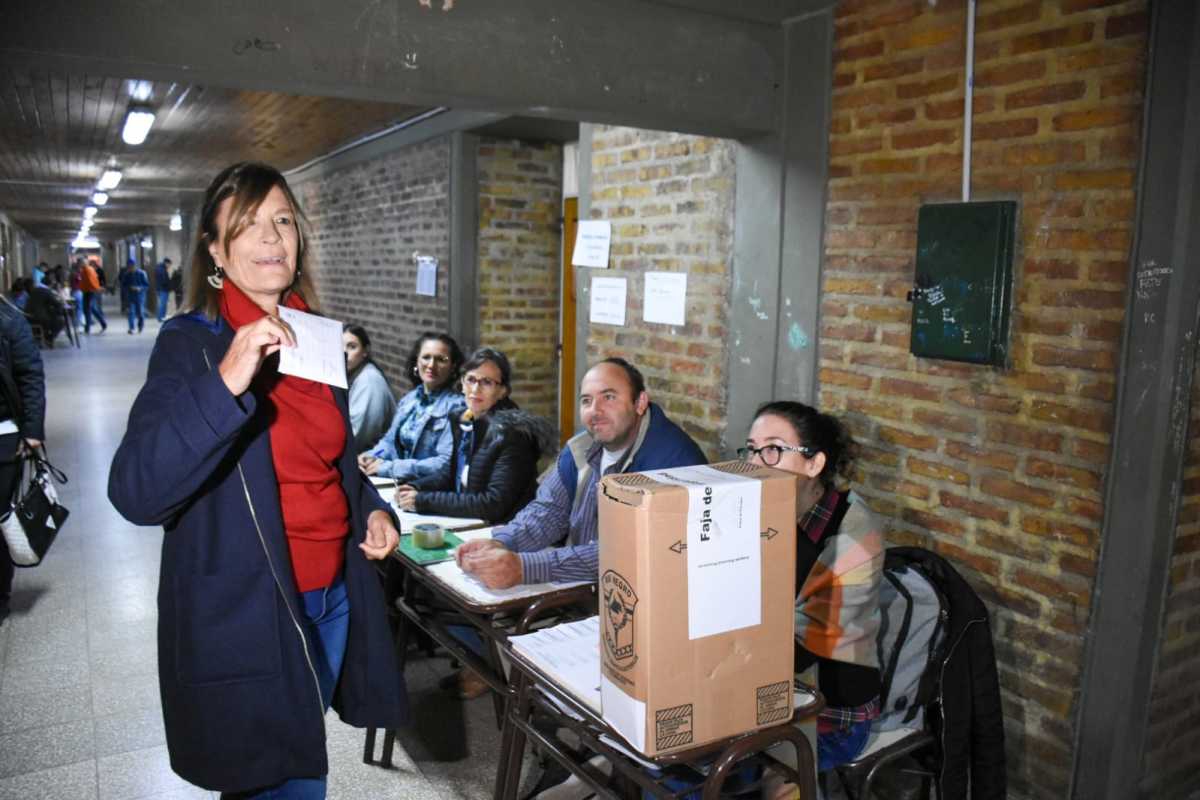 Siliva Horne, candidata a gobernadora de Río Negro por Vamos con Todos voto en Roca. Foto Juan Thomes, agencia Roca. 