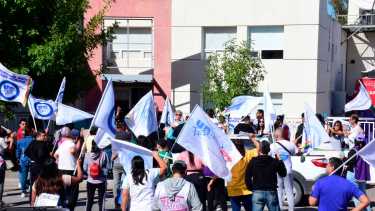 Segundo día de paro y los docentes de Roca se encaminan a Neuquén. Foto: Alejandro Carnevale
