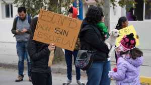 Padres denuncian que no hay avances en las obras de una escuela en Roca