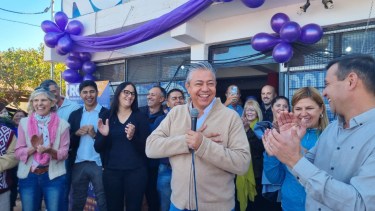Rolando inició una caravana por la provincia y comenzó en Añelo. Foto: Gentileza