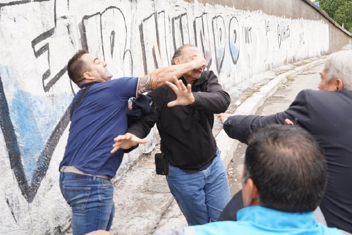 Sergio Berni fue agredido este lunes, en medio de una protesta de choferes de colectivo. El momento fue captado por Maxi Failla, fotógrafo de Clarín. Foto: Clarín.-