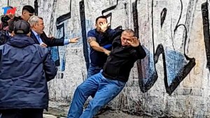 Video: así golpearon al ministro Sergio Berni en una protesta de colectiveros