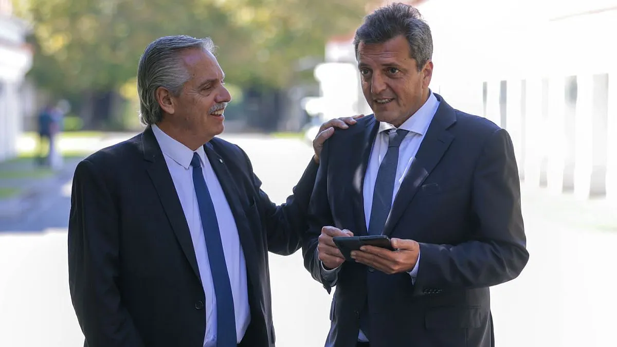 Alberto Fernández y Sergio Massa, entre sonrisas, así buscaron negar los rumores de cambios en Economía. Foto Gentileza.