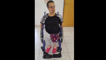 "Estoy cansada": necesita una silla de ruedas hace más de un año y la obra social no responde, en Neuquén