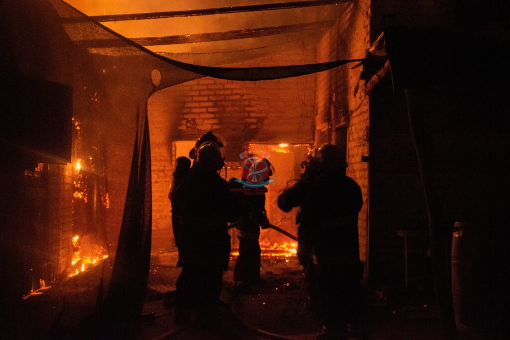Deconocidos prendieron fuego a la vivienda y el stud que Gómez tenía en barrio Belgrano. foto: gentileza Bomberos Voluntarios.