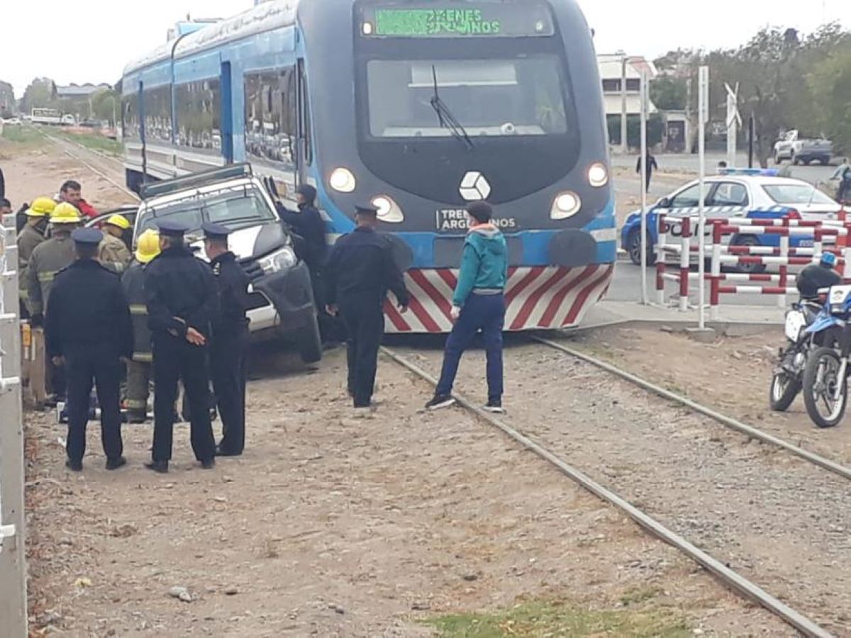 Choque entre un tren y una de la policía en Neuquén qué es lo que se sabe Diario