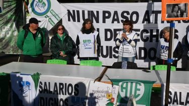 Ayer dirigentes de ATE y Unter frente al Ministerio de Educación en Viedma. Foto: Marcelo Ochoa.