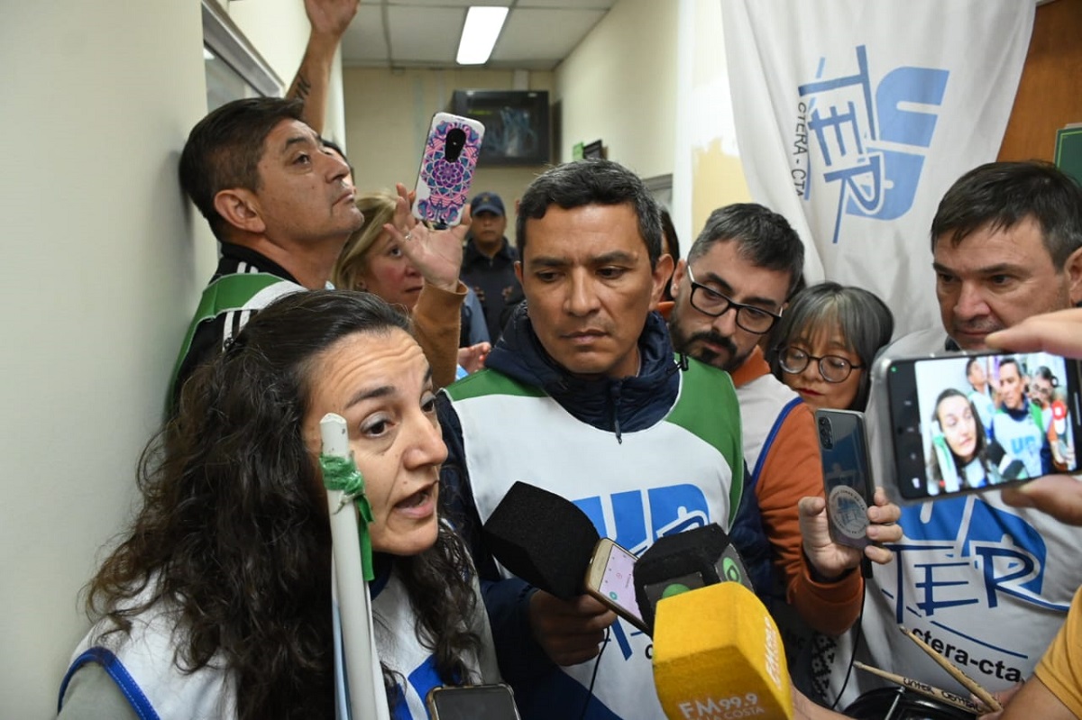 Dirigentes de Unter ingresaron a la sede central del Ministerio de Trabajo. Foto: Marcelo Ochoa.