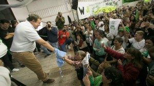 Elecciones en Río Negro: Weretilneck de campaña en Viedma sin la gobernadora Carreras