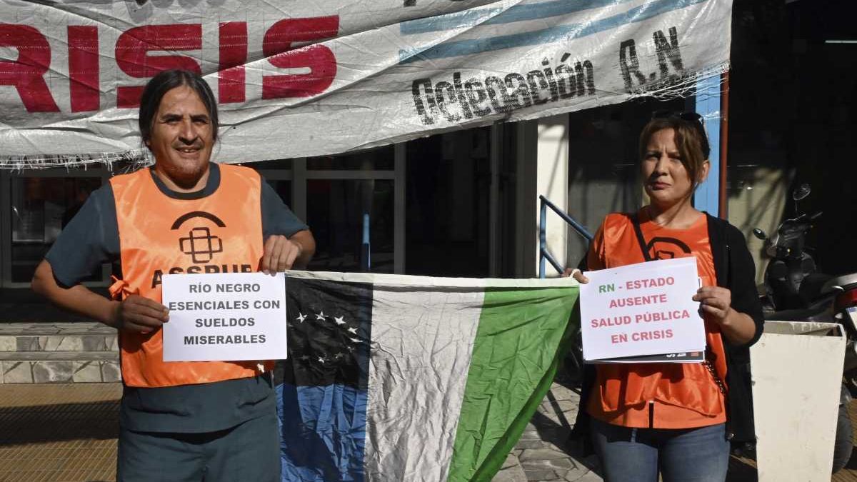 Trabajadores hospitalarios nucleados en ASSPUR iniciaron una jornada de dos días de paro y se manifestaron en el interior del Ministerio de Salud de la capital provincial.
Foto: Marcelo Ochoa