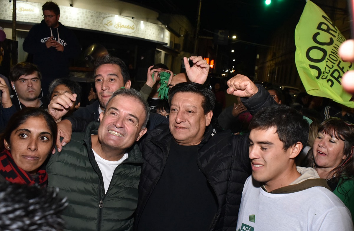 Pedro Bichara, que encabezó la lista de concejales de JSRN, junto a el actual intendente Pedro Pesatti y Marcos Castro, el próximo jefe comunal. Foto: Mauricio Martin
