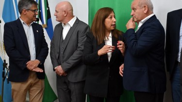 La gobernadora Carreras tomó juramento a los funcionarios que regresaron, tras las elecciones provinciales. 
Foto: Marcelo Ochoa