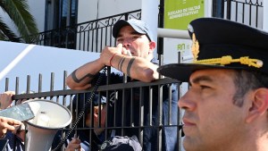Policías rechazan «mejoras» del Gobierno: marcha en Viedma y protesta en la Fiesta del Chocolate en Bariloche