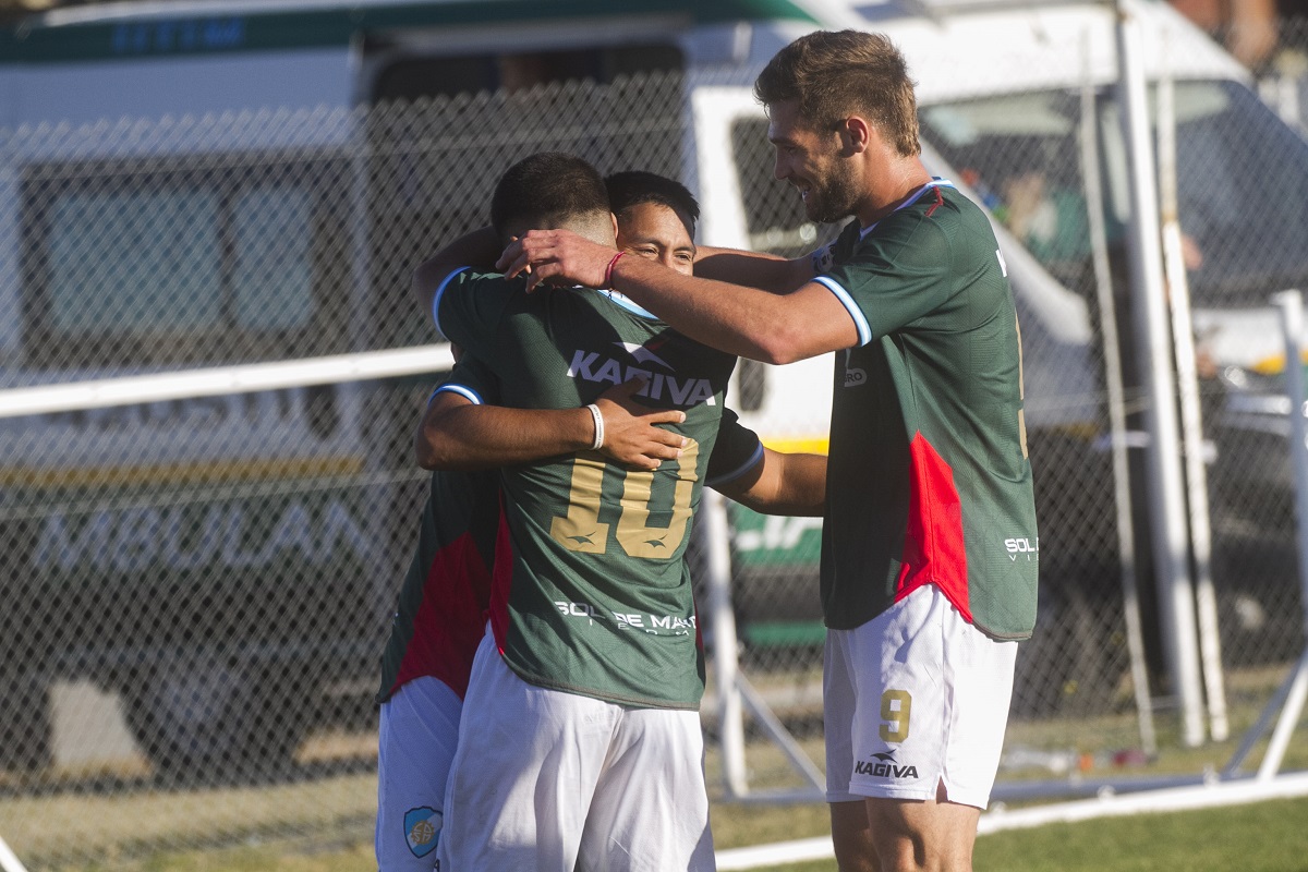El abrazo entre el autor del tercer gol de la tarde, Nuñez, Reyes, y Cervera Foto: Pablo Leguizamon