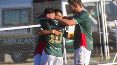 El abrazo entre el autor del tercer gol de la tarde, Nuñez, Reyes, y Cervera Foto: Pablo Leguizamon