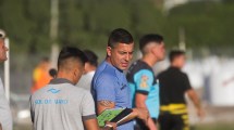 Imagen de Diego Galván se prueba el buzo de técnico en Sol de Mayo