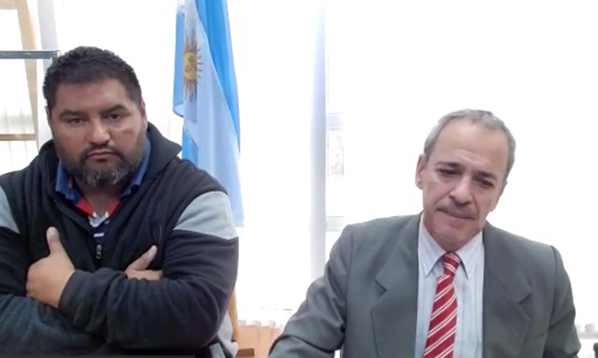 Nestor Fabián Jaramillo de AZ Construcciones junto a su abogado defensor, Dario Sujonitzky. Foto: captura audiencia