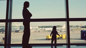 Procesaron a una mujer por abandonar el país con su hija menor de edad sin autorización del padre