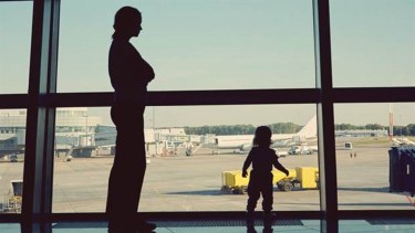 Procesaron a una mujer por abandonar el país con su hija menor de edad sin autorización del padre