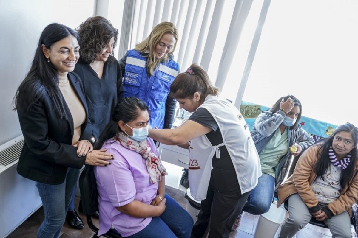 Vizzotti visitó el Centro de Salud Intercultural de Aluminé y destacó la vacunación de Neuquén. Foto: Télam