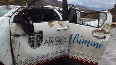 Cinco trabajadores municipales volcaron cerca de Aluminé a causa del temporal 