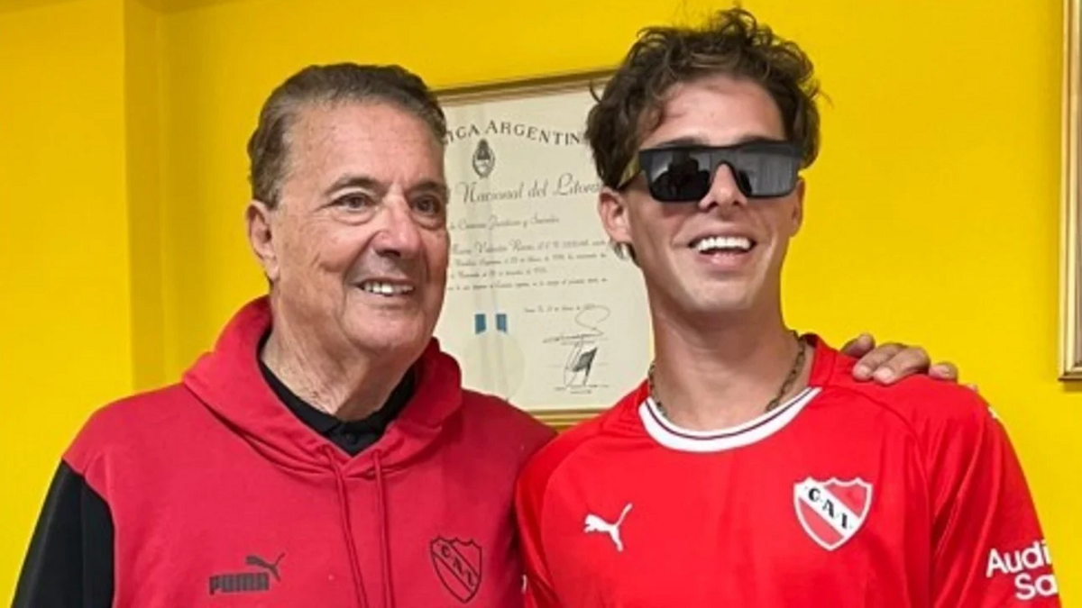 El influencer, que propuso una colecta para recaudar dinero y ayudar al Rojo a pagar deudas, se mostró con un histórico del club: Pepé Santoro. Foto Gentileza.
