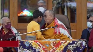 Escándalo en la India: se difundió un polémico video del Dalai Lama besando a un niño en la boca