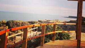 Camino de la Costa: aparecen vandalizados los miradores con la leyenda «ratas pongan basureros»