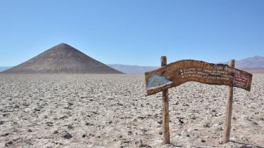 El Cono de Arita está formado por sal y lava negra y constituye un llamativo paisaje, con una elevación de unos 150 metros. Foto: Telam.