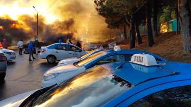 Los taxistas reclaman por el desembarco de Uber. 